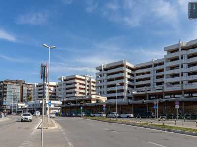 L�edificio residenziale, che occupa un intero isolato, fu costruito nel 1979 dall�ingegner Donato Bosco e dall�architetto Luigi Levi Montalcini, fratello del premio Nobel Rita Levi